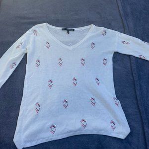 White V-neck knit shirt with sequin pattern